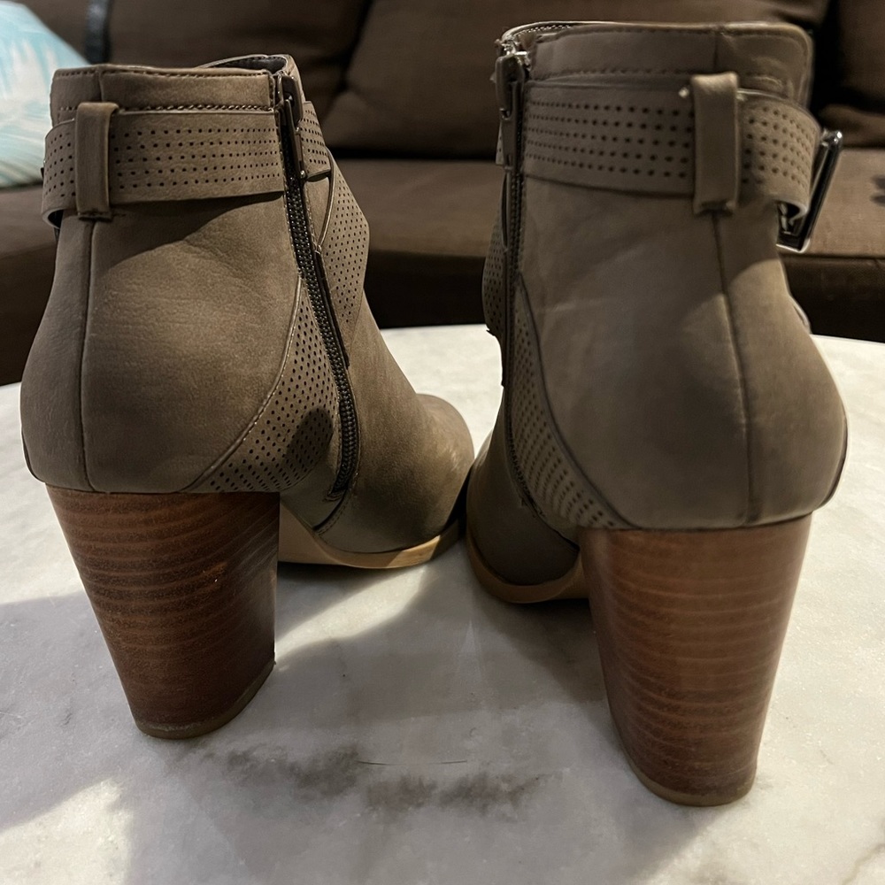Spring heeled ankle boots - Picture 3 of 4